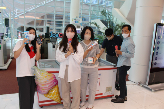 시스원 직원들이 회사 로비에 설치된 아이스크림 냉장고에서 아이스크림을 꺼내고 있다. 시스원 제공